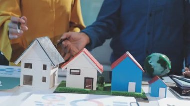 Minyatür insanlar: bina ya da ev yapımı ev modeli. Mutlu ve gayrimenkul.