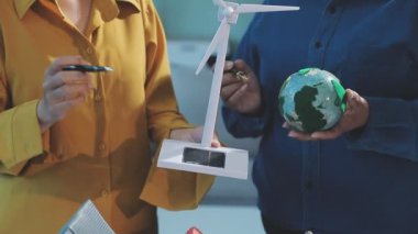 İş adamı modelini tutuyor ve dünyayı elinde tutuyor, çevre dostu bir ortam.