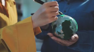 Kadınların el ele tutuştuğu küreyi kapatın.