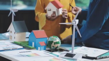 Bir mankenin ev modelini tutarken yakın plan çekimleri.