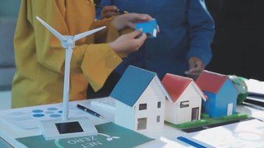 Modeli planlı olarak tutan mühendis