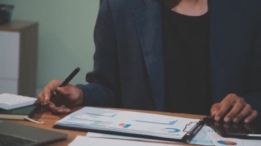 İş adamları ofiste iş tartışıyor.