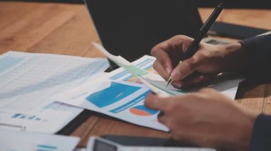 Modern ofiste hesap makinesi ve dizüstü bilgisayarla çalışan iş kadını.