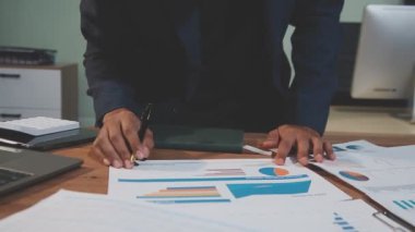 Ofiste çalışan iş adamı