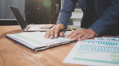 Ofis masasında çalışan bir iş adamı.