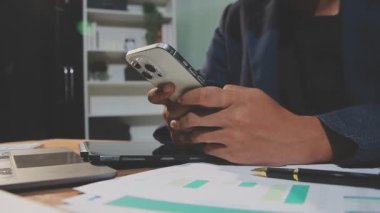 İşadamı masadaki dizüstü bilgisayarla çalışıyor.