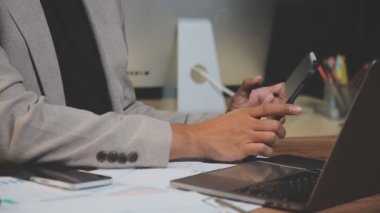 Masada dizüstü bilgisayar kullanan iş adamı