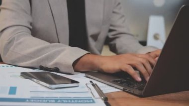 Ofiste çalışan bir iş adamı..