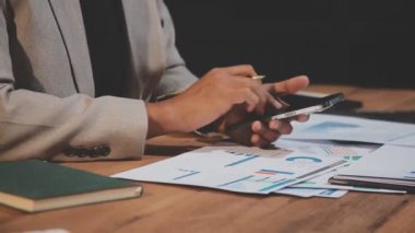 Ofiste akıllı telefon kullanan işadamı, iş konsepti