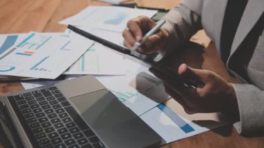 Ofiste dizüstü bilgisayar kullanan bir iş adamı. iş insanları konsepti.