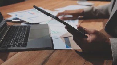 Ofiste dijital tablet kullanan iş adamı