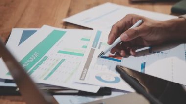 İş ekibi ofiste dizüstü bilgisayarla çalışıyor.