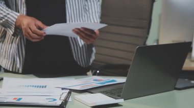 Finansal tablet kullanan işadamı, iş adamına yakın çekim