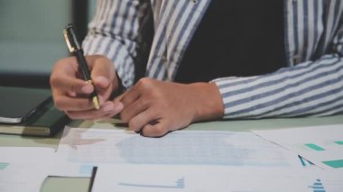 Ekonomik rapor ve belgeyle çalışan işadamı