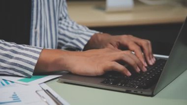 Dizüstü bilgisayarda çalışan iş adamı