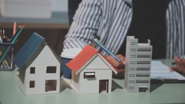 ev modeli ve minyatür insanlar