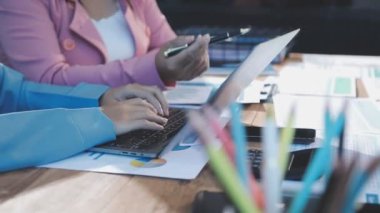 Ofisteki dizüstü bilgisayarda çalışan iş kadınını kapatın.