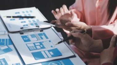 Dijital tablet üzerinde çalışan tasarımcı