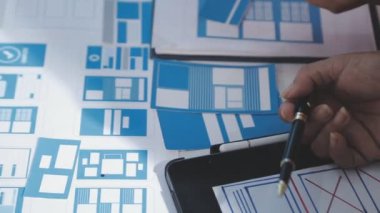 Planla çalışan bir mimar