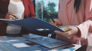 Finansal veriler tartışırken iş adamları