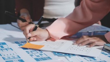 Genç iş adamları ofiste birlikte çalışıyorlar..