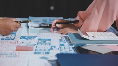 yakın plan - hesap makinesini tutan ve kağıda yazan erkek elleri