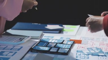 Ofisteki tabletle projede çalışan kadınların ellerini kapat