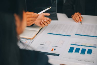Muhasebeci veya bankacı hesaplamalar yapıyor Muhasebeci, Banka Danışmanı ve Denetçisi. Muhasebe kavramı.