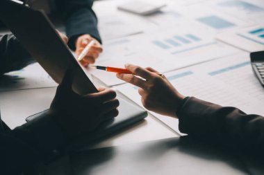 Muhasebeci veya bankacı hesaplamalar yapıyor Muhasebeci, Banka Danışmanı ve Denetçisi. Muhasebe kavramı.