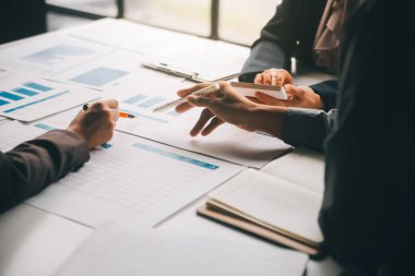 Muhasebeci veya bankacı hesaplamalar yapıyor Muhasebeci, Banka Danışmanı ve Denetçisi. Muhasebe kavramı.