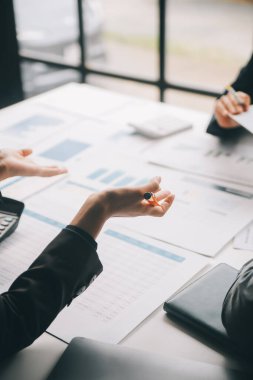 Muhasebeci veya bankacı hesaplamalar yapıyor Muhasebeci, Banka Danışmanı ve Denetçisi. Muhasebe kavramı.