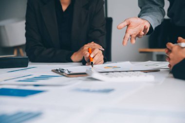 Muhasebeci veya bankacı hesaplamalar yapıyor Muhasebeci, Banka Danışmanı ve Denetçisi. Muhasebe kavramı.