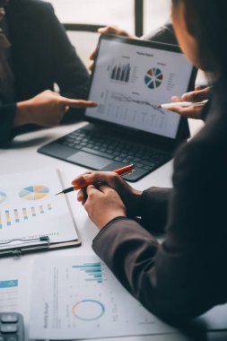 Muhasebeci veya bankacı hesaplamalar yapıyor Muhasebeci, Banka Danışmanı ve Denetçisi. Muhasebe kavramı.