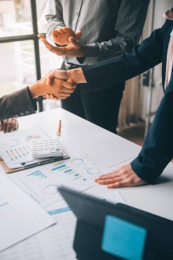 Genç iş adamları tahta Oda toplantıda karara karşı el sıkışma