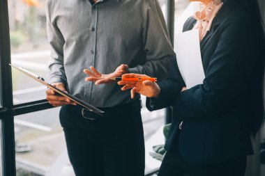 Fon yöneticileri takım danışmanlığı ve ofisteki yatırım borsası analizi hakkında tartışmalar