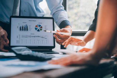 Fon yöneticileri takım danışmanlığı ve ofisteki yatırım borsası analizi hakkında tartışmalar