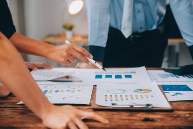 Fon yöneticileri takım danışmanlığı ve ofisteki yatırım borsası analizi hakkında tartışmalar