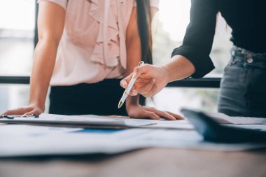 Fon yöneticileri takım danışmanlığı ve ofisteki yatırım borsası analizi hakkında tartışmalar
