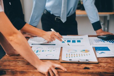 Fon yöneticileri takım danışmanlığı ve ofisteki yatırım borsası analizi hakkında tartışmalar