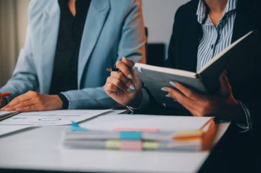 Fon yöneticileri takım danışmanlığı ve ofisteki yatırım borsası analizi hakkında tartışmalar