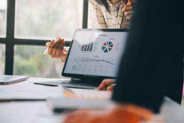 Fon yöneticileri takım danışmanlığı ve ofisteki yatırım borsası analizi hakkında tartışmalar