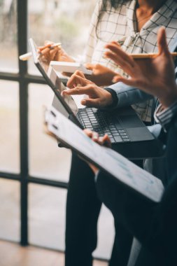 Fon yöneticileri takım danışmanlığı ve ofisteki yatırım borsası analizi hakkında tartışmalar