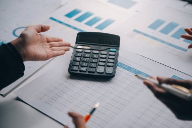 Muhasebeci veya bankacı hesaplamalar yapıyor Muhasebeci, Banka Danışmanı ve Denetçisi. Muhasebe kavramı.