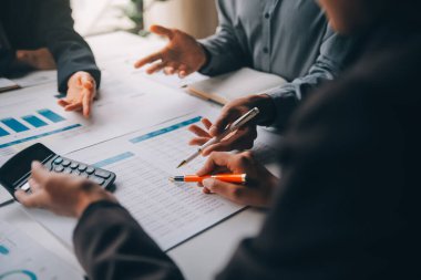 Muhasebeci veya bankacı hesaplamalar yapıyor Muhasebeci, Banka Danışmanı ve Denetçisi. Muhasebe kavramı.