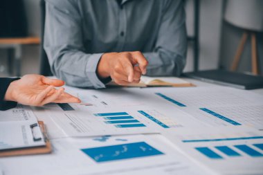 Muhasebeci veya bankacı hesaplamalar yapıyor Muhasebeci, Banka Danışmanı ve Denetçisi. Muhasebe kavramı.