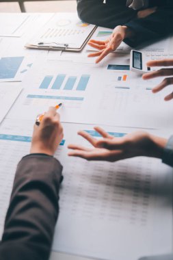 Muhasebeci veya bankacı hesaplamalar yapıyor Muhasebeci, Banka Danışmanı ve Denetçisi. Muhasebe kavramı.