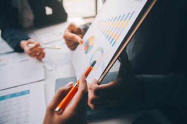 Muhasebeci veya bankacı hesaplamalar yapıyor Muhasebeci, Banka Danışmanı ve Denetçisi. Muhasebe kavramı.