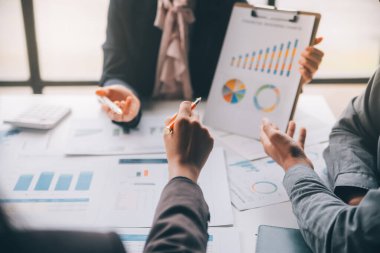 Muhasebeci veya bankacı hesaplamalar yapıyor Muhasebeci, Banka Danışmanı ve Denetçisi. Muhasebe kavramı.