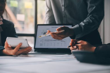 Muhasebeci veya bankacı hesaplamalar yapıyor Muhasebeci, Banka Danışmanı ve Denetçisi. Muhasebe kavramı.