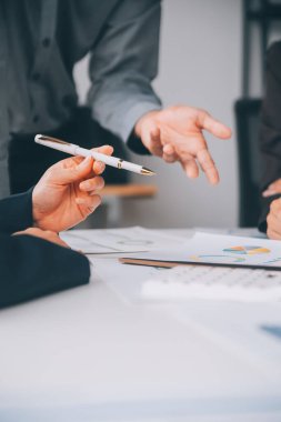 Muhasebeci veya bankacı hesaplamalar yapıyor Muhasebeci, Banka Danışmanı ve Denetçisi. Muhasebe kavramı.